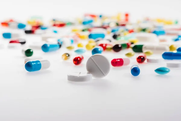 Pilha de comprimidos coloridos — Fotografia de Stock