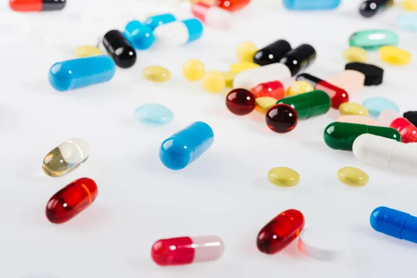 Montón de píldoras de colores - foto de stock
