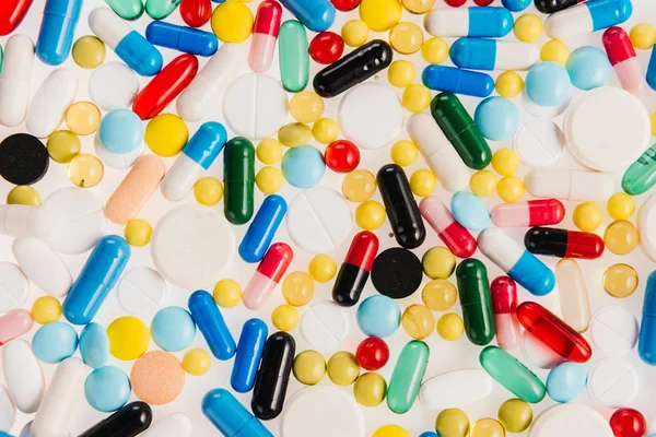 Купка барвистих таблеток — стокове фото