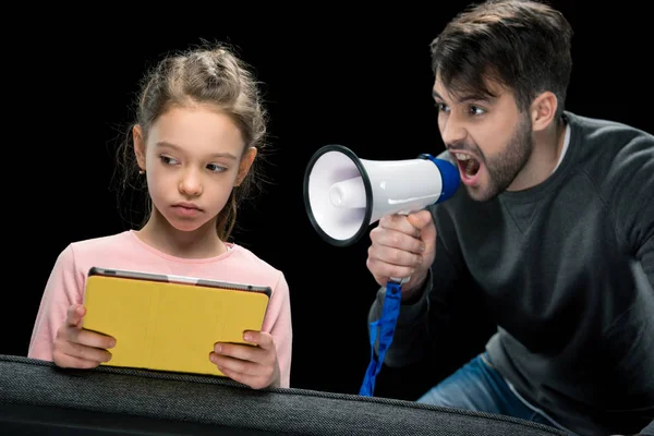 Padre e hija peleando - foto de stock