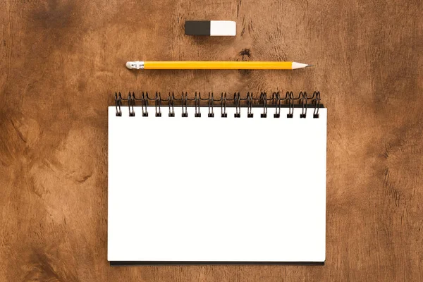 Lápis e caderno na mesa — Fotografia de Stock