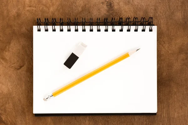 Lápiz y cuaderno en la mesa - foto de stock