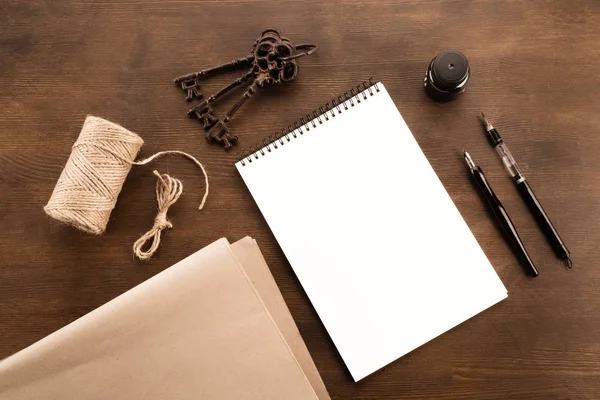 Caneta-tinteiro e caderno — Fotografia de Stock