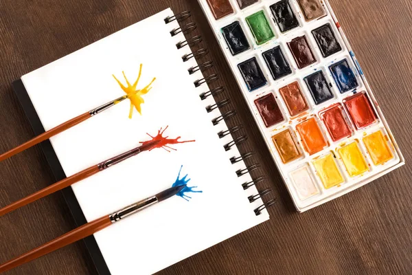 Brushes and paint splashes — Stock Photo