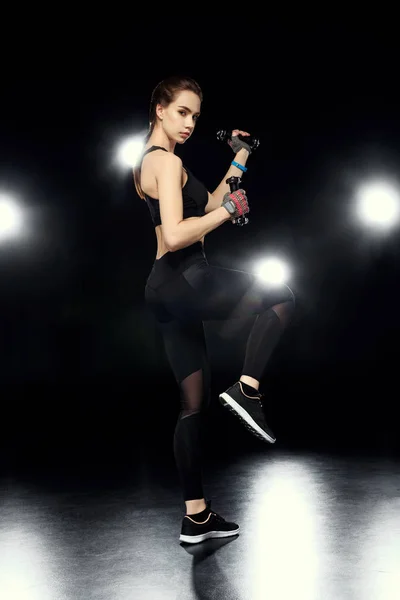 Sportswoman faire des exercices avec haltères — Photo de stock