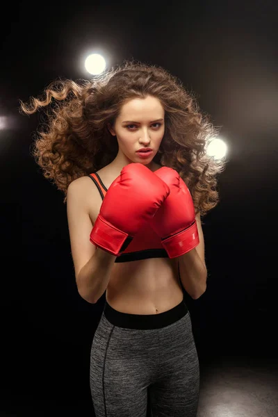 Jeune femme en gants de boxe — Photo de stock
