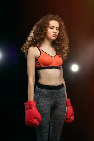 Mujer joven en guantes de boxeo - foto de stock