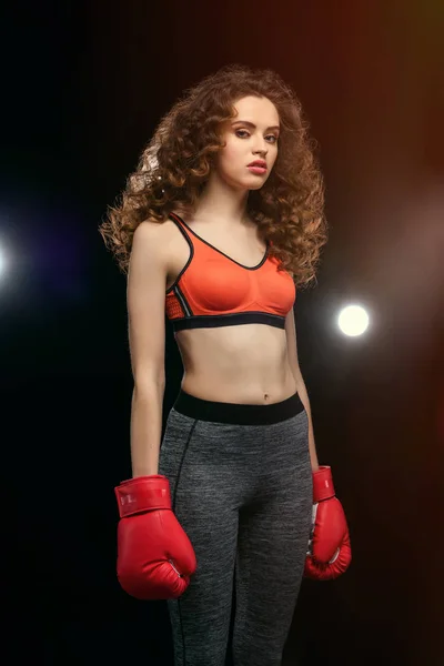 Jeune femme en gants de boxe — Photo de stock