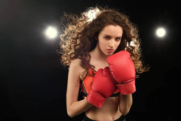 Mujer joven en guantes de boxeo - foto de stock