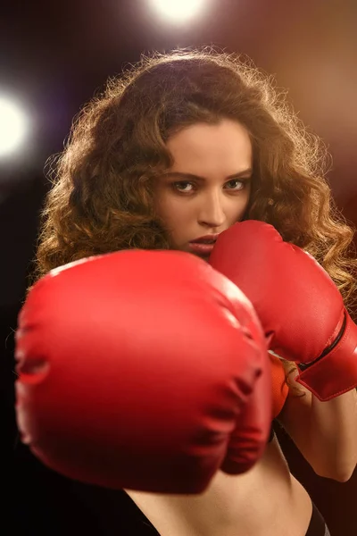 Mujer joven en guantes de boxeo - foto de stock