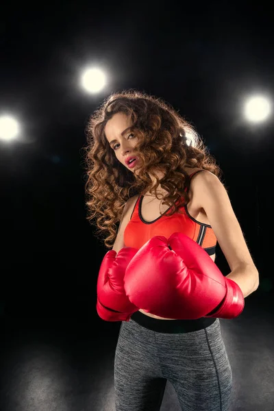 Mujer joven en guantes de boxeo - foto de stock