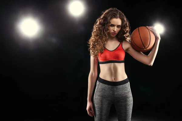 Deportiva mujer con pelota de baloncesto - foto de stock