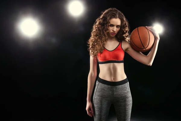 Mulher desportiva com bola de basquete — Fotografia de Stock