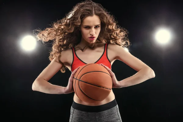 Deportiva mujer con pelota de baloncesto - foto de stock