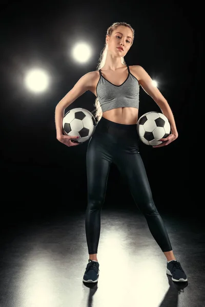 Mujer con pelotas de fútbol - foto de stock