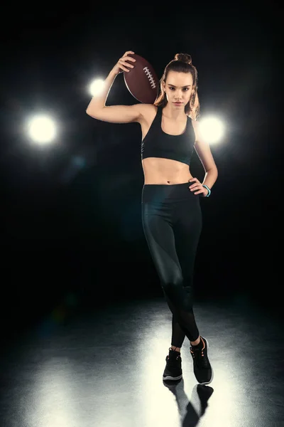 Mujer sosteniendo pelota de rugby - foto de stock