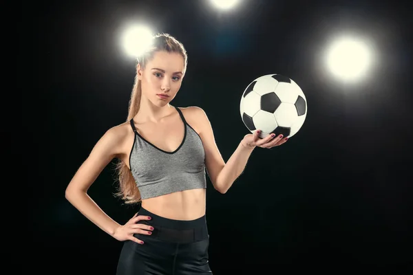 Женщина держит футбольный мяч 1 — стоковое фото