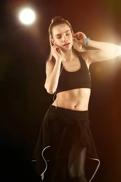 Mujer escuchando música - foto de stock