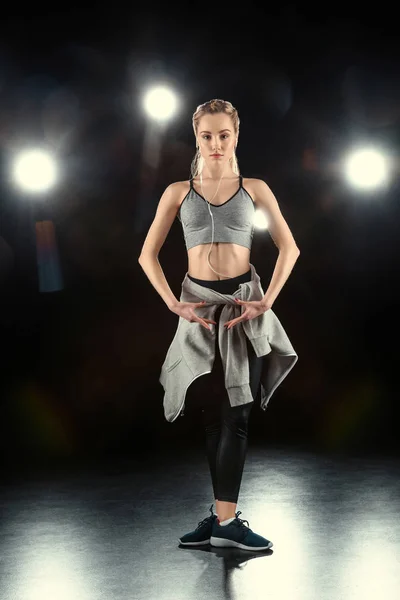 Tanzende sportliche Frau — Stockfoto