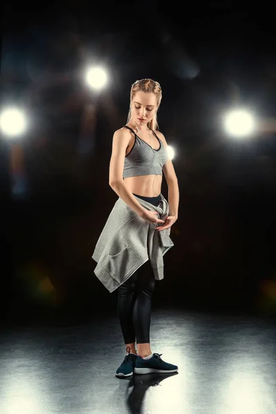 Bailando mujer deportiva - foto de stock