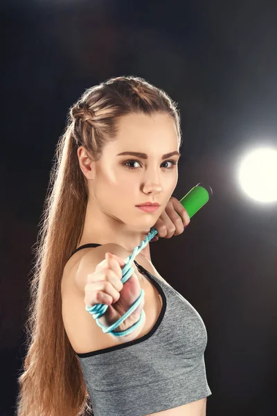 Mujer sosteniendo saltar la cuerda - foto de stock