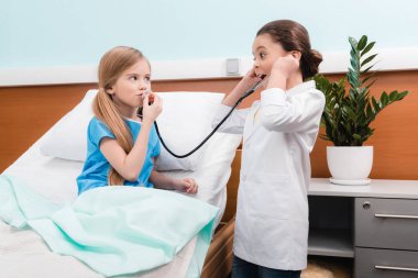 Doktor ve hasta oynayan çocuklar 