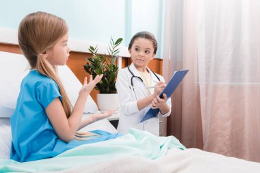 Doktor ve hasta oynayan çocuklar 