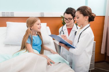 Doktor ve hasta oynayan çocuklar 