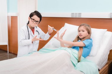 Doktor ve hasta oynayan çocuklar  