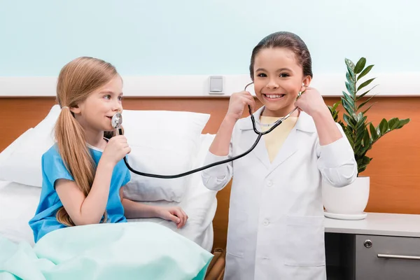 Kids playing doctor and patient — Stock Photo, Image