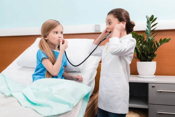 Діти грають лікаря і пацієнта — стокове фото