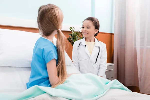 Kids playing doctor and patient — Stock Photo, Image