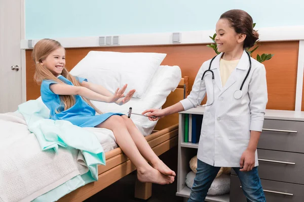 Niños jugando médico y paciente — Foto de Stock