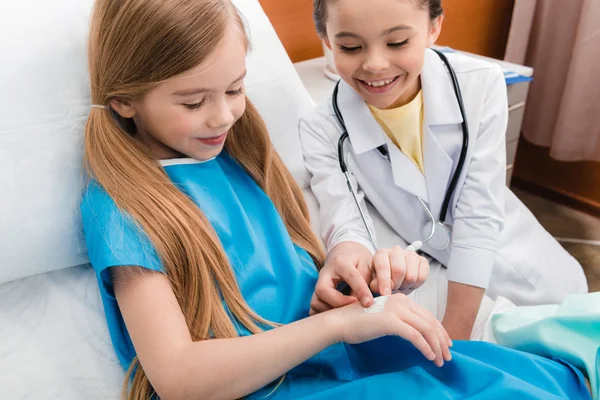 Niños jugando médico y paciente — Foto de Stock