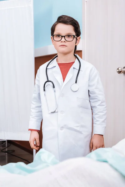 Jongen in dokter kostuum — Gratis stockfoto