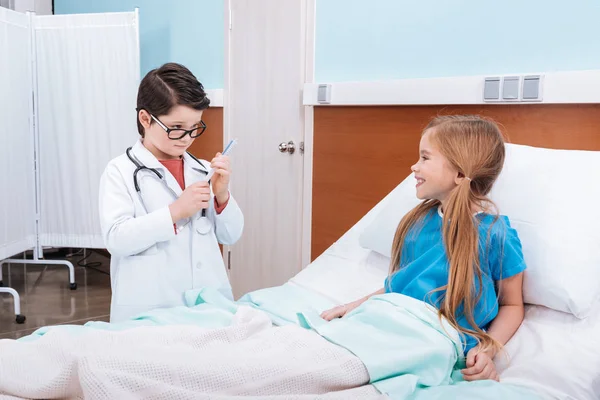 Bambini che giocano medico e paziente — Foto Stock