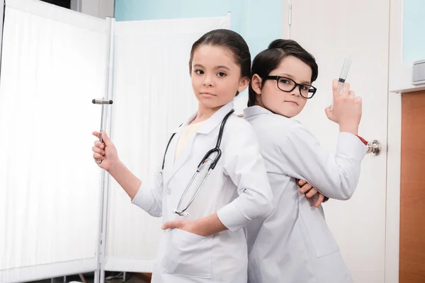 Crianças brincando de médicos — Fotografia de Stock