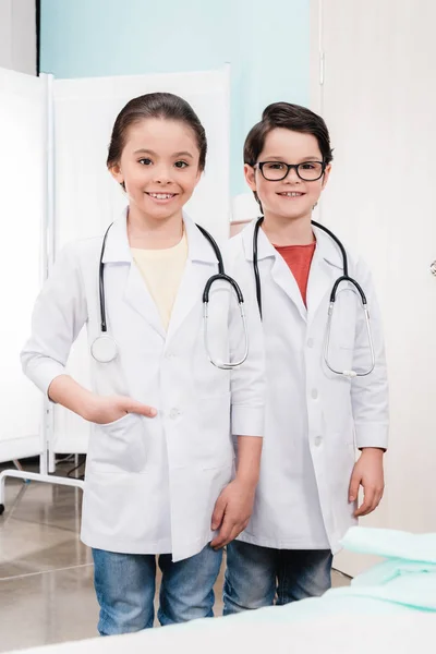 Bambini che giocano dottori — Foto Stock