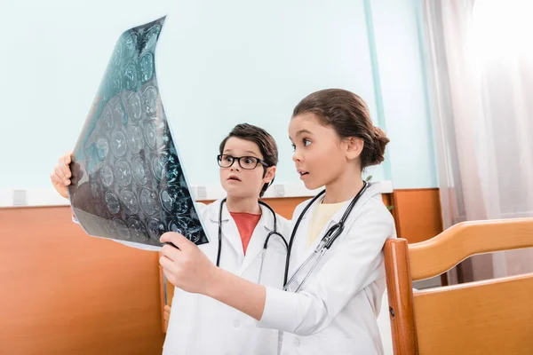 Детские врачи с рентгеном — стоковое фото