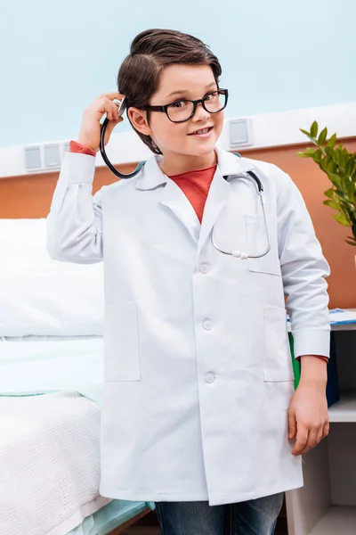 Chlapec v kostýmu lékaře — Stock fotografie zdarma