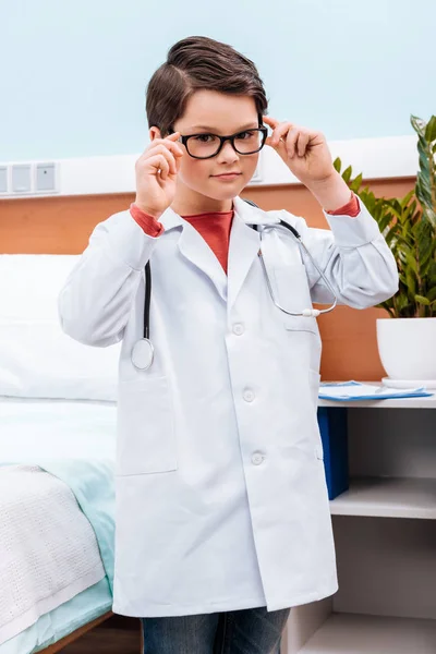 Chlapec v kostýmu lékaře — Stock fotografie