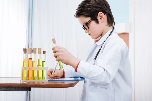 Niño doctor en uniforme — Foto de Stock