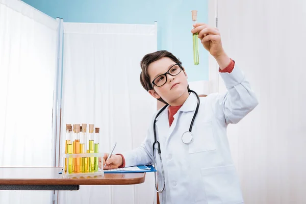 Niño doctor en uniforme — Foto de Stock