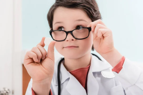 Pojke läkare i uniform — Stockfoto