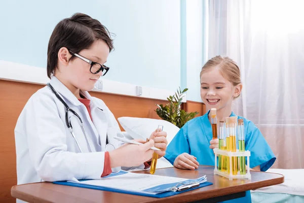 Gyerekek játék orvos és nővér — Stock Fotó