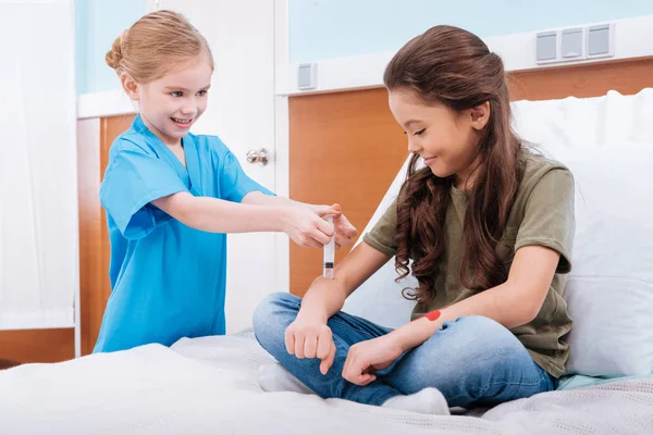 Niños jugando enfermera y paciente — Foto de Stock