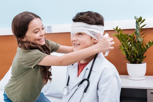 Crianças brincando médico e paciente — Fotografia de Stock