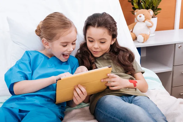 Kinder spielen Krankenschwester und Patient Stockfoto