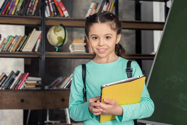 Schoolmeisje met digitale tablet — Stockfoto