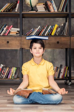 Kütüphane kitap ile çocuk